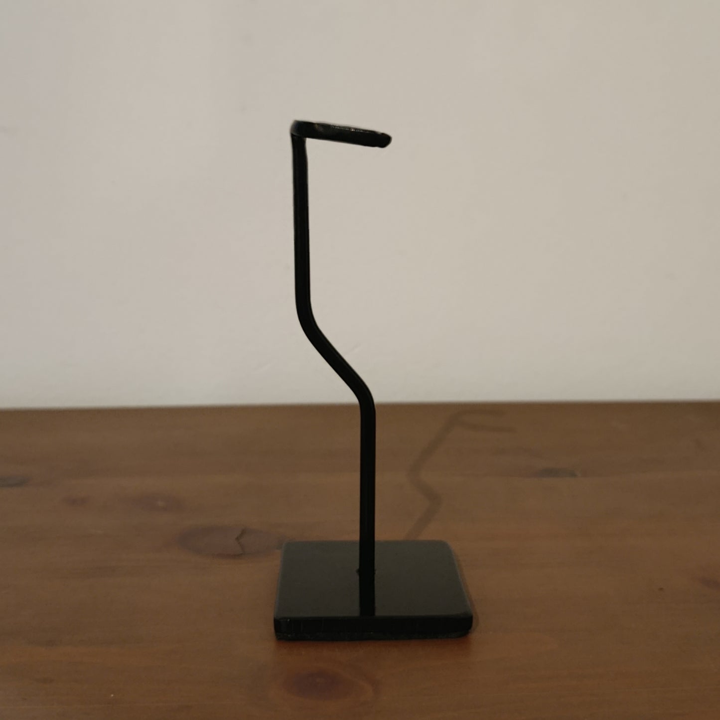 Protective Contact Points and Felt Base
Designed with protective plastic contact points and a felt-lined base, ensuring safe support for the replica and protection for display surfaces such as vitrines and shelves.