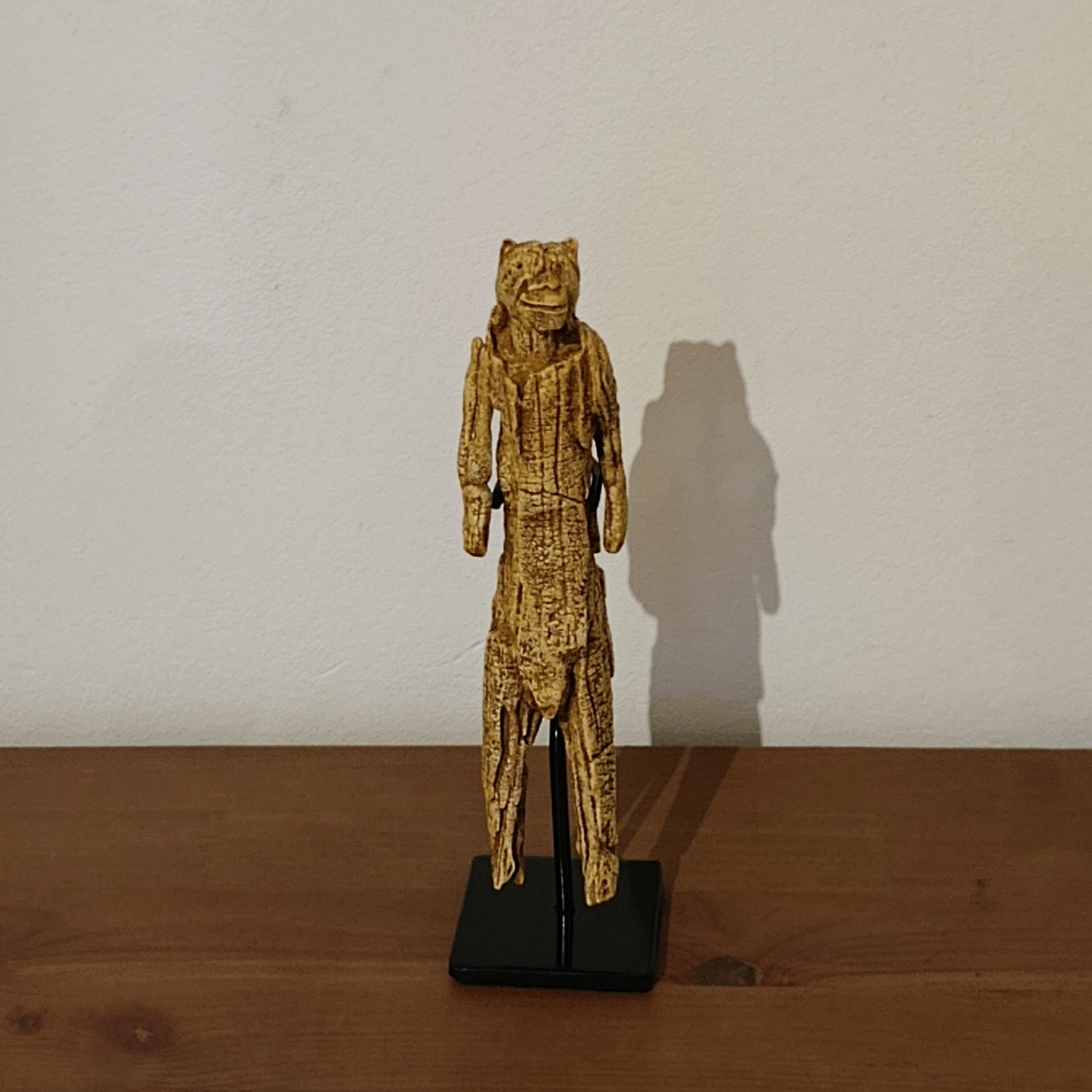 Elevated and Stable Presentation

The metal structure provides maximum stability and an elevated presentation, allowing a clear and balanced visual reading of the sculpture without distracting from the artifact.