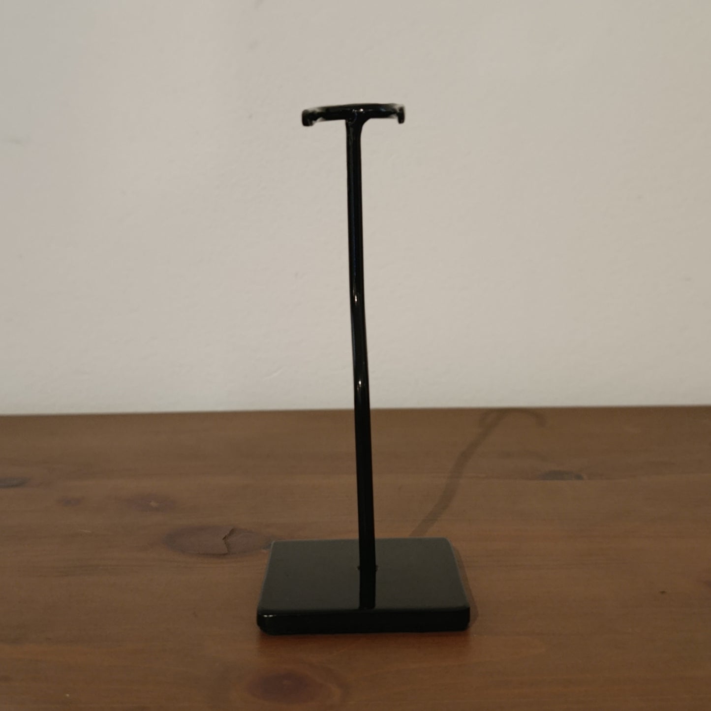 Black Gloss Professional Finish

The stand features a refined black gloss finish, offering a clean, modern museum aesthetic that enhances the Lion Man without overpowering its prehistoric character.