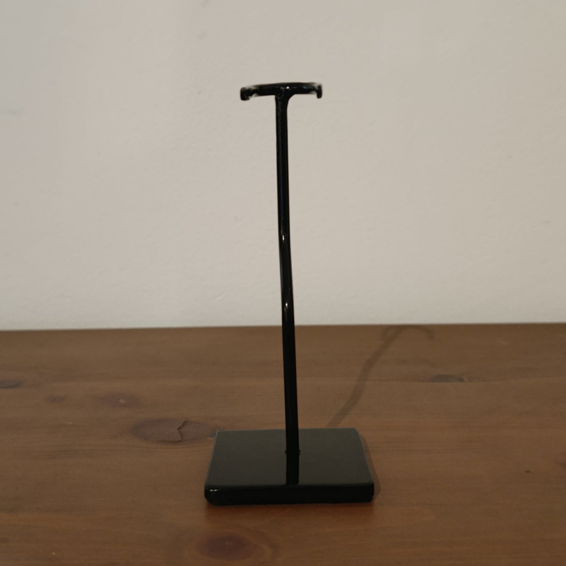 Black Gloss Professional Finish

The stand features a refined black gloss finish, offering a clean, modern museum aesthetic that enhances the Lion Man without overpowering its prehistoric character.