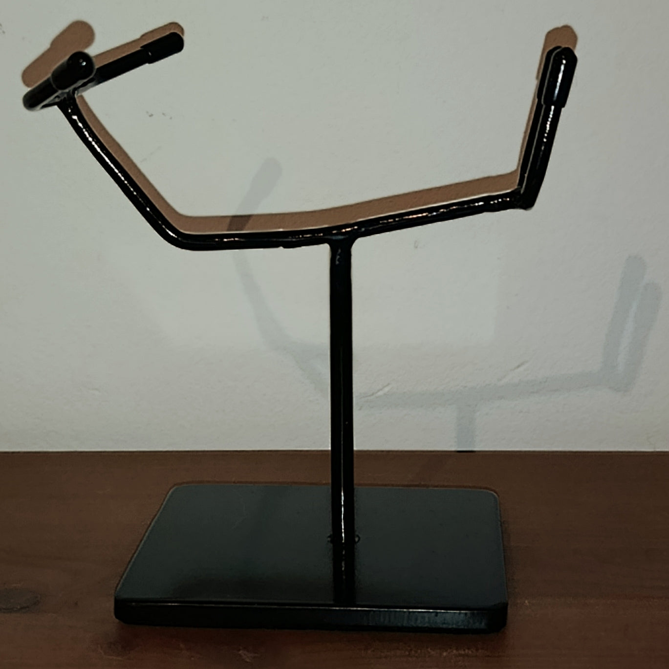 Detail of the black gloss coating on this skull stand, highlighting its smooth surface and refined aesthetic suitable for museums, collectors and oddities cabinets.