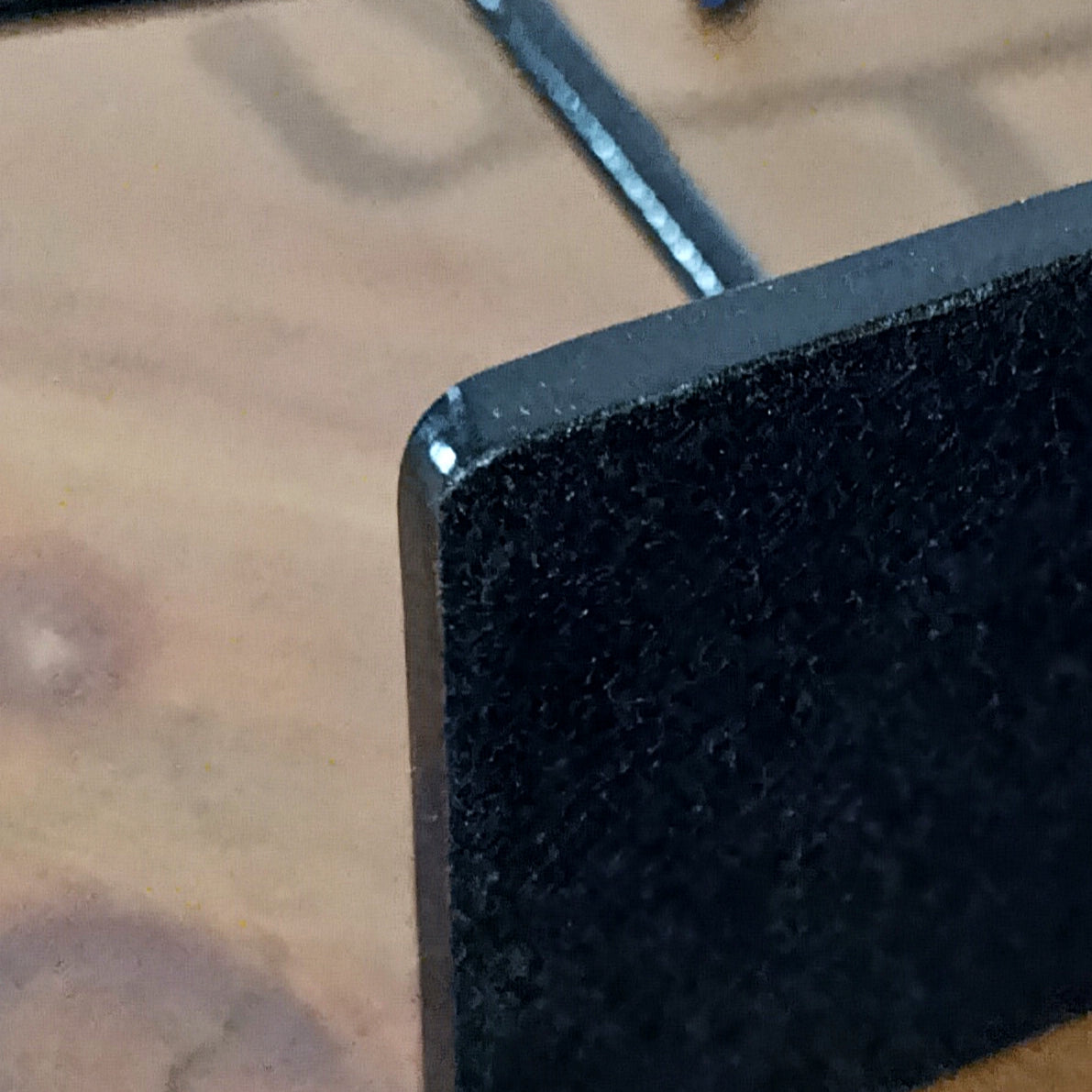 Museum-grade skull stand with black gloss coating, ideal for displaying archaeological replicas, anatomical models and curated skull collections.