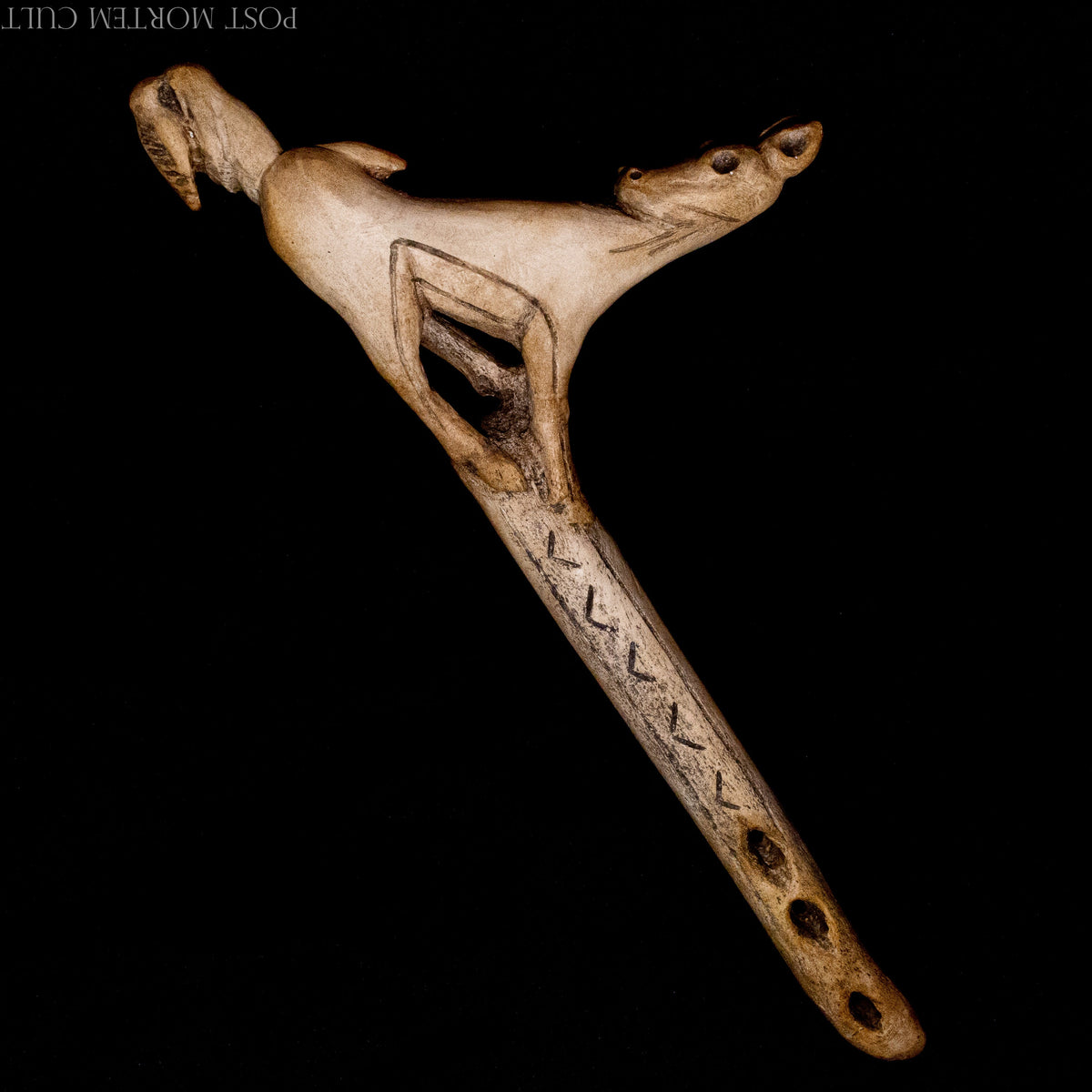 Mas d’Azil Faon aux Oiseaux spearthrower replica showing the complete sculpted form, engraved decoration and hand-finished antler patina.