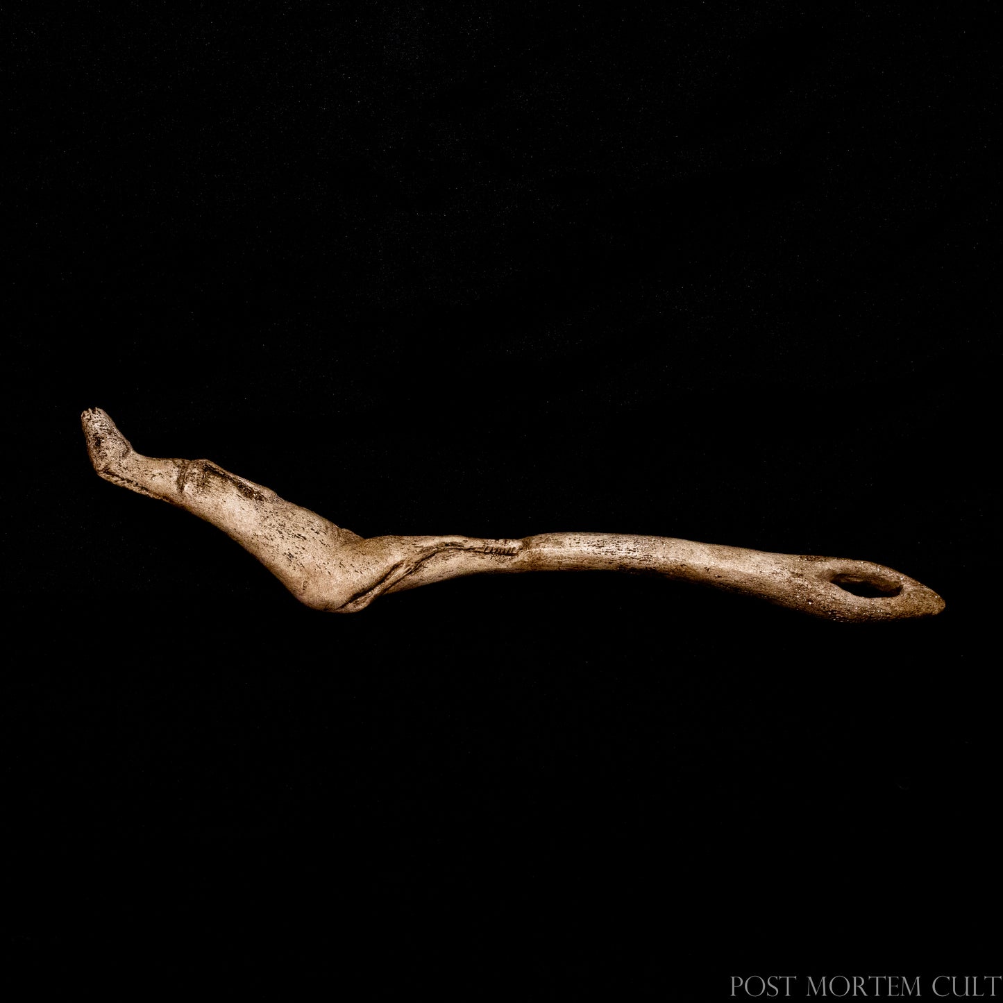 Detailed side view highlighting the elongated horse carving, engraved textures and organic silhouette inspired by prehistoric antler propulseurs.
