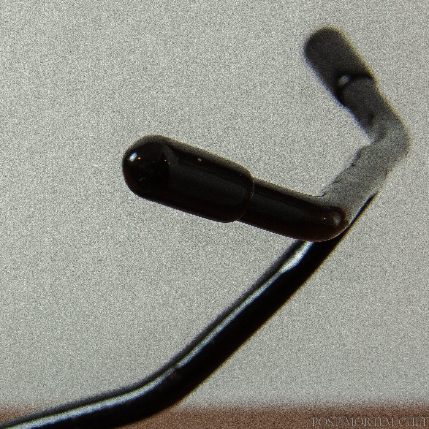 Perfect Stability with Minimalist Design
Crafted from high-quality steel, this stand is built to securely display your elongated skull replica. Its minimalist design, combined with a felt base and rubber tips, prevents any scratches or damage, making it a practical yet stylish choice.