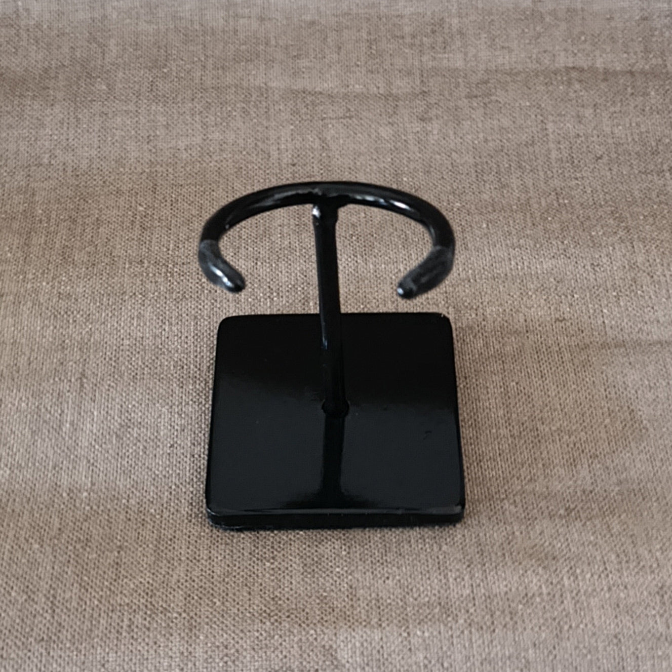 Black Gloss Professional Finish

Finished in an elegant black gloss coating, the stand delivers a refined, modern aesthetic that enhances the displayed piece without drawing attention away from it.