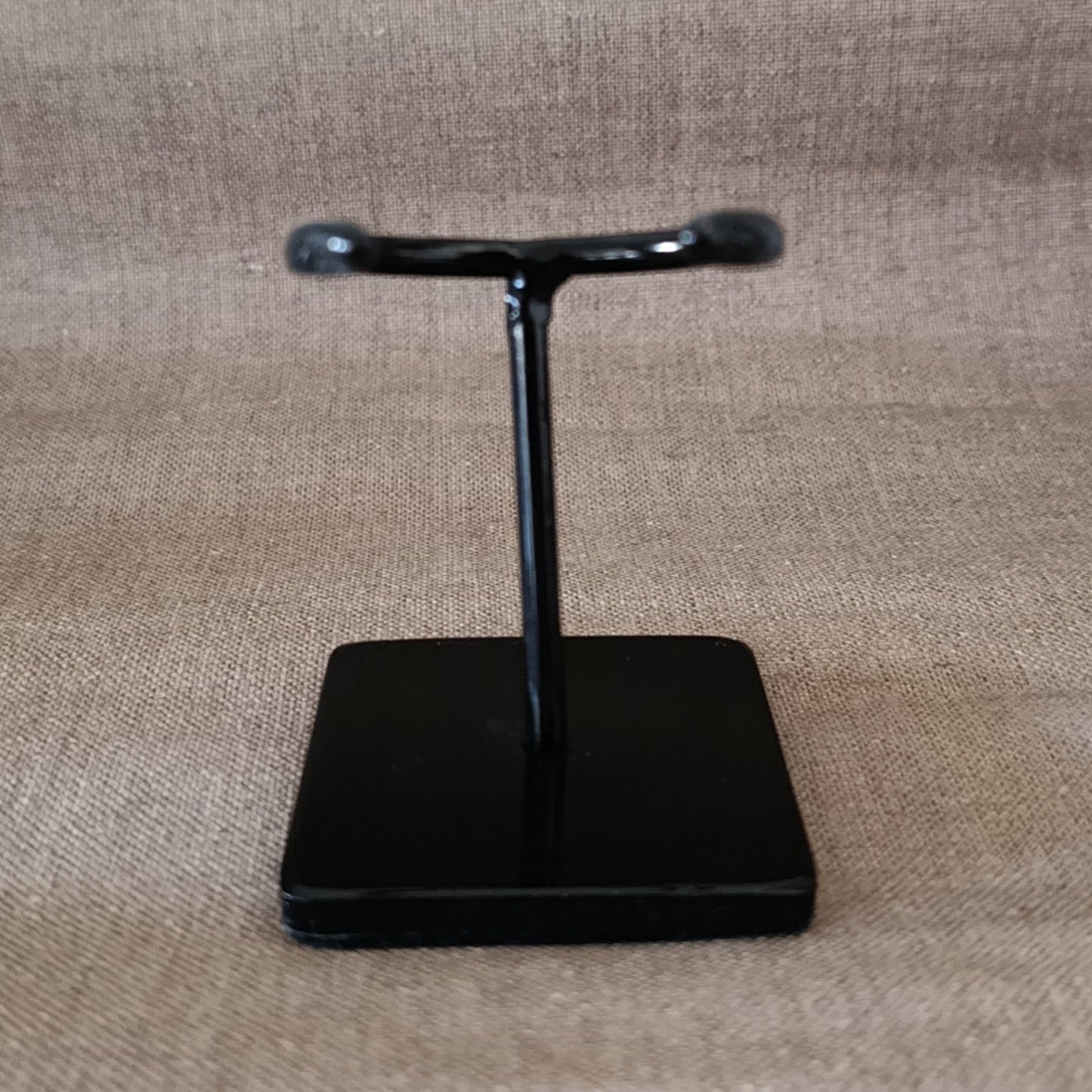 Protective Contact Points

Equipped with protective plastic contact elements, specifically designed to prevent friction or damage to the displayed object while maintaining a secure hold.