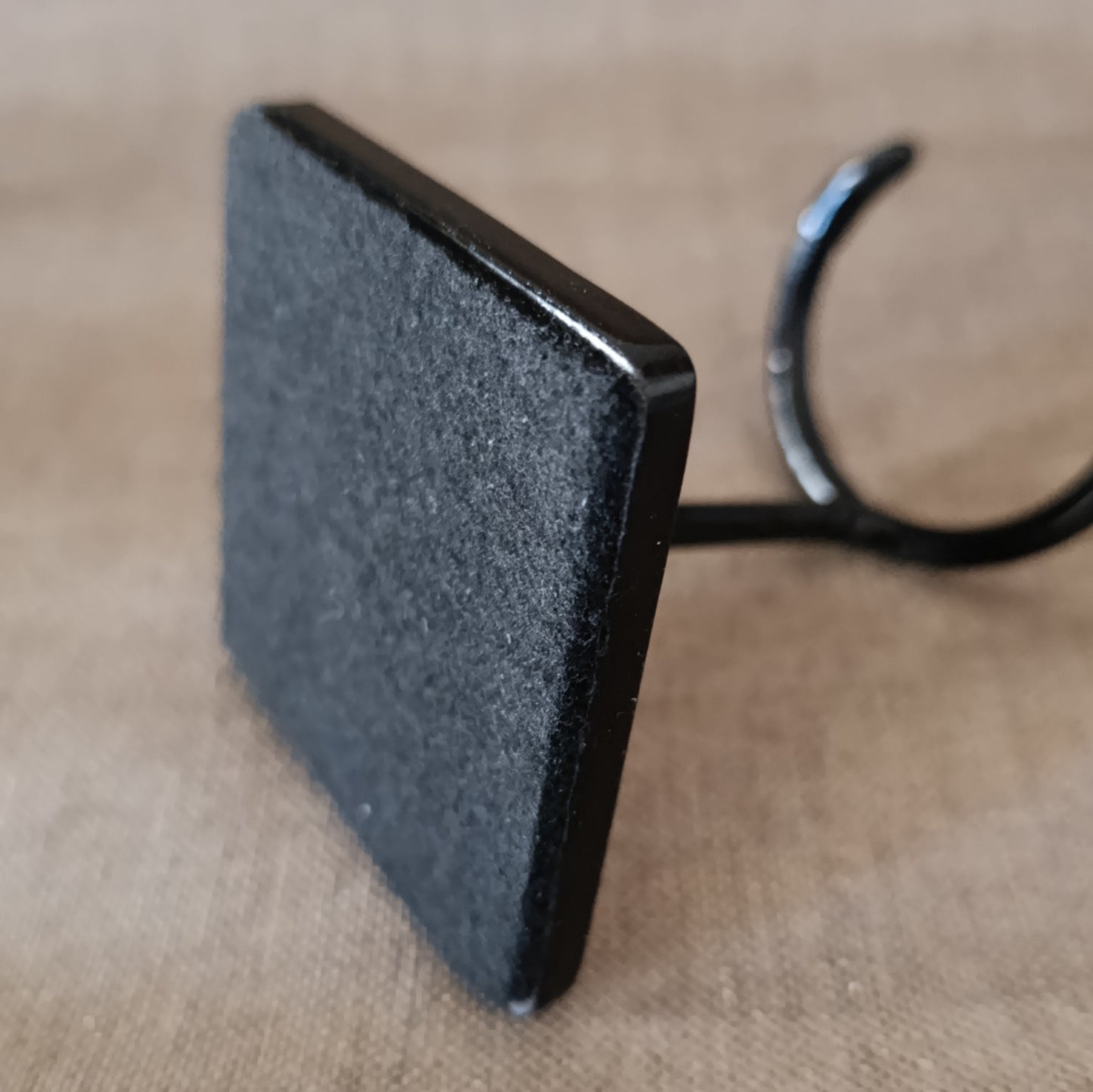 Felt-Lined Base for Surface Protection

The base features a high-quality felt lining, protecting shelves, vitrines, and furniture from scratches while improving grip and overall stability.