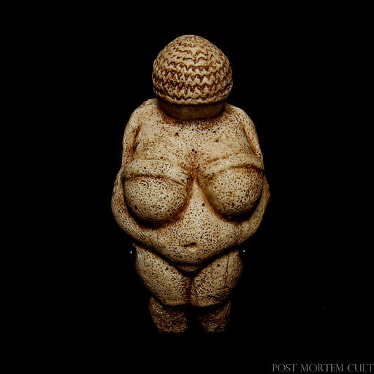 Venus of Willendorf – Realistic Prehistoric Figurine: This replica of the Venus of Willendorf features incredibly realistic texture that mimics the original stone sculpture. Made from high-quality resin, it faithfully replicates the details of the prehistoric artwork, making it perfect for art enthusiasts and archaeology lovers.