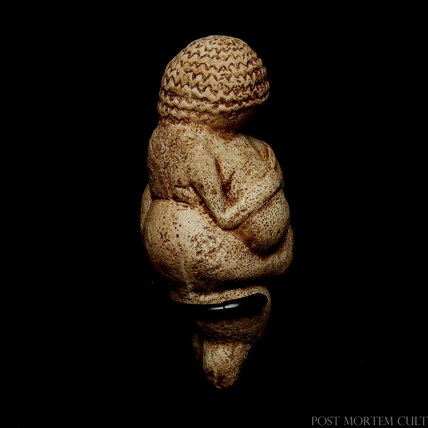 Detailed Venus of Willendorf Replica: The Venus of Willendorf is meticulously crafted, with every detail of the figure replicated precisely to achieve an authentic finish that highlights the beauty and symbolism of prehistoric art.