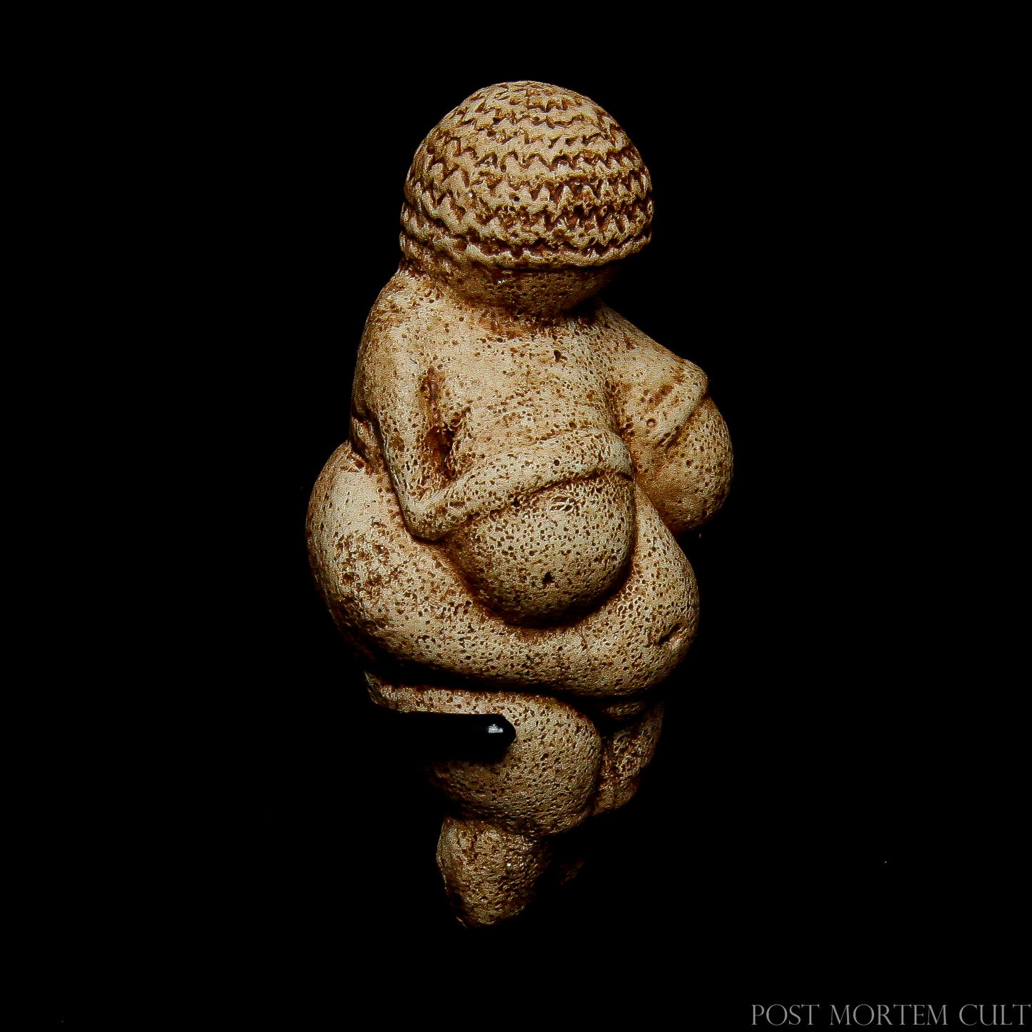 Realistic Venus of Willendorf Sculpture: The figurine features a realistic texture that faithfully imitates the stone, creating a unique piece of art that preserves the essence of the Paleolithic period.