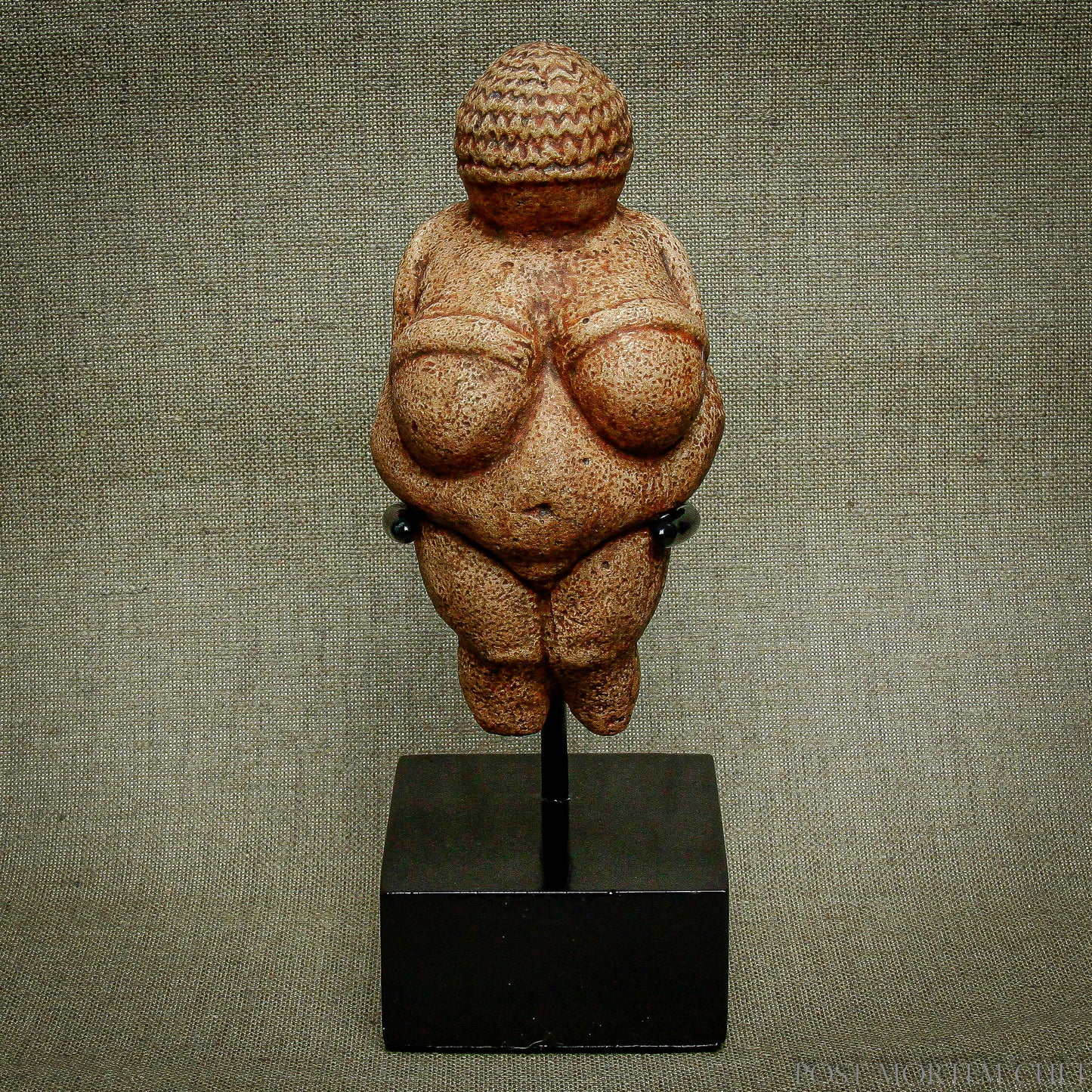 Metal Base for Prehistoric Sculpture: The metal stand is ideal for securing your Venus of Willendorf replica. With rubber protections on the edges and a glossy black finish, it not only preserves the piece but also elegantly displays it.