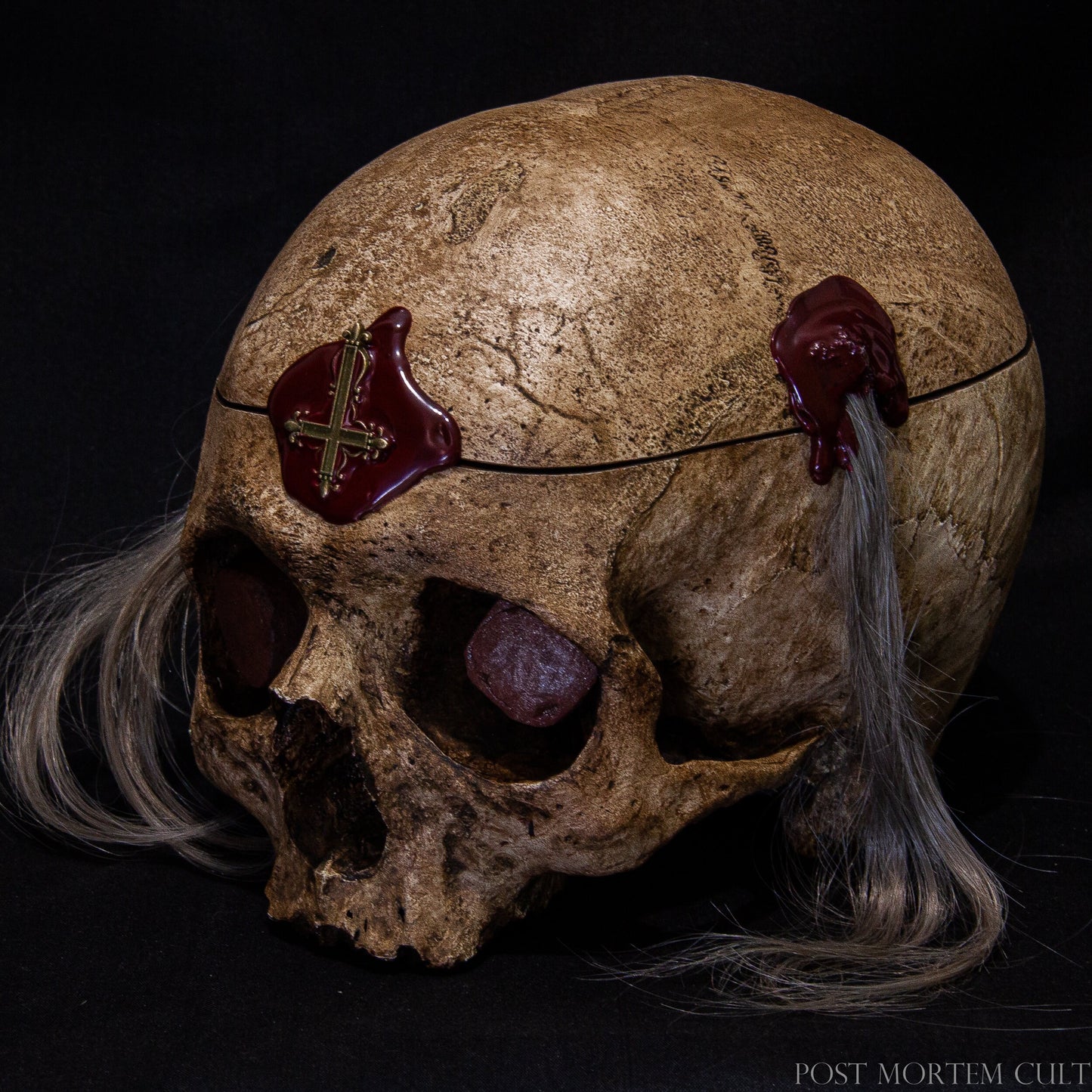 Realistic Wax Seal and Iron Nails
Focus on the wax seal and oxidized iron nails, expertly recreated to add realism and historical accuracy to the skull. The worn texture of the nails and wax gives the piece an aged, authentic look, perfect for collectors of macabre art.