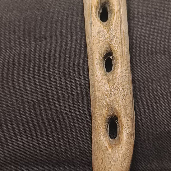 Mas d’Azil Faon aux Oiseaux spearthrower replica showing the complete sculpted form, engraved details and individually hand-painted surface inspired by aged carved antler. A reproduction of one of the distinctive decorated propulseurs associated with Magdalenian Paleolithic art.
